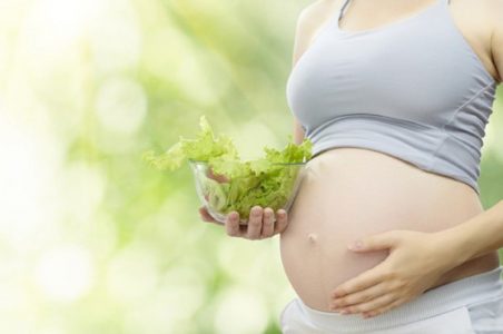 Mẹ bầu cần thiết kế thực đơn chứa nhiều ra xanh , giảm lượng tinh bột để có mức cân nặng vừa phải không gây rạn da