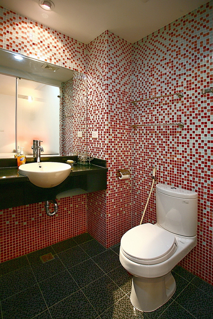 Một mẫu nhà tắm dùng gạch mosaic thủy tinh. 
