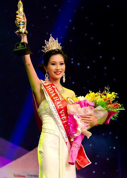 Đặng Thu Thảo đăng quang ngôi vị cao nhất cuộc thi Hoa hậu Việt Nam 2012.