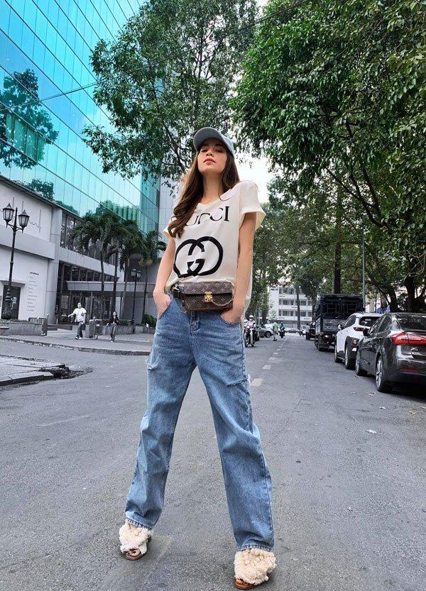 Cũng là quần jeans nhưng chiếc quần baggy cá tính này được cô mặc cùng áo phông và nhấn nhá thắt lưng bởi chiếc túi bao tử xinh xắn từ Louis Vuitton. Set đồ năng động là lựa chọn tuyệt vời khi dạo phố với bạn bè của Hà Hồ.