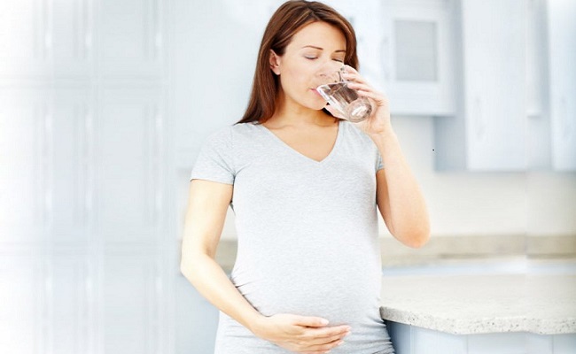 Uống nhiều nước giúp mẹ bầu thải những độc tố ra bên ngoài