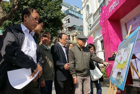 Người dân Thủ đô xem trưng bày và góp ý kiến Quy hoạch ga tàu điện ngầm đặt cạnh Hồ Gươm