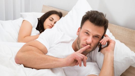 Khi ngoại tình người chồng luôn sợ người vợ biết được nên thường sử dụng điện thoại trong nhà vệ sinh hoặc khi vợ đã đi ngủ