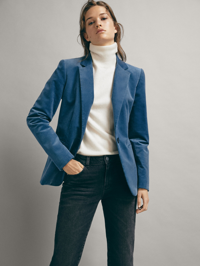 Áo vest công sở thiết kế đơn giản với gam màu xanh nhẹ nhàng, ấn tượng, kiểu dáng 1 cúc với 2 túi 2 bên mang đến vẻ đẹp cá tính và hiện đại, rất thích hợp cho cô nàng công sở mang phong cách thời trang cá tính.