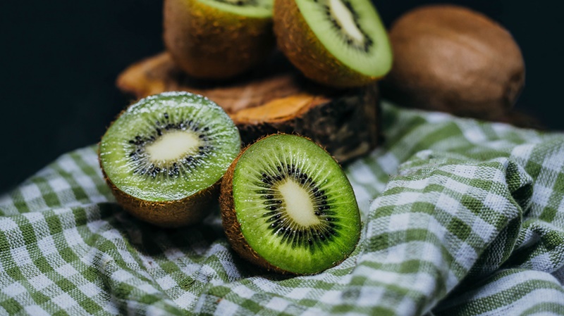 Kiwi – Nuôi dưỡng làn da mịn màng