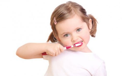 Đánh răng không đúng cách dễ gây viêm nha chu