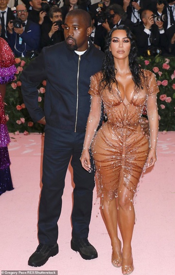 Vợ chồng Kim Kardashian trong sự kiện