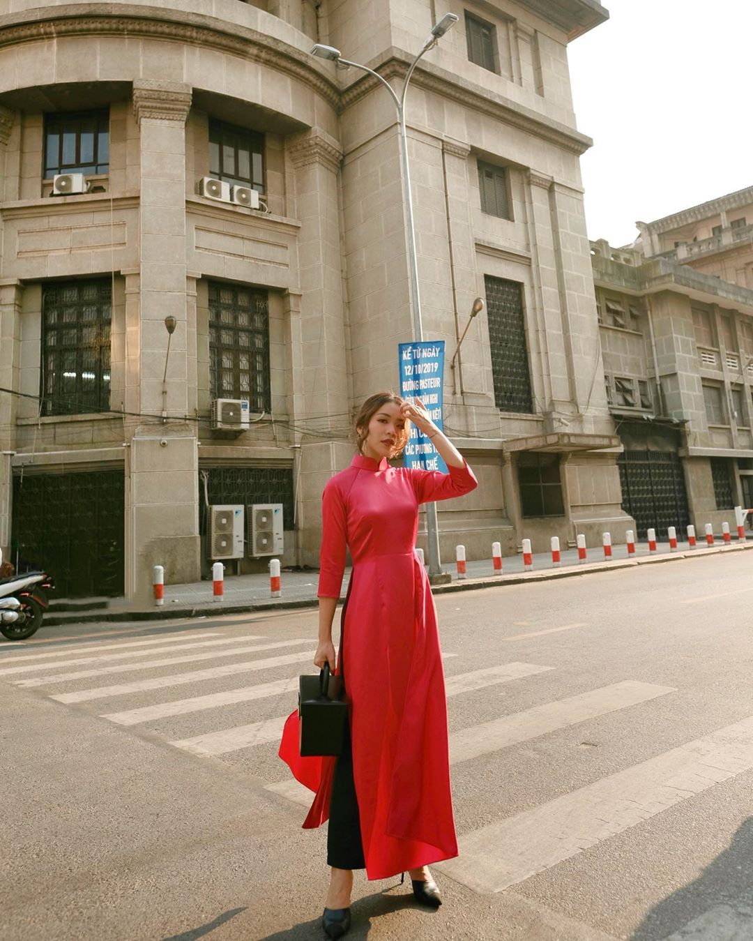 Hoa hậu Nguyễn Trần Khánh Vân tham gia thử thách #xuhuongthapnien80 trong tà áo dài truyền thống.