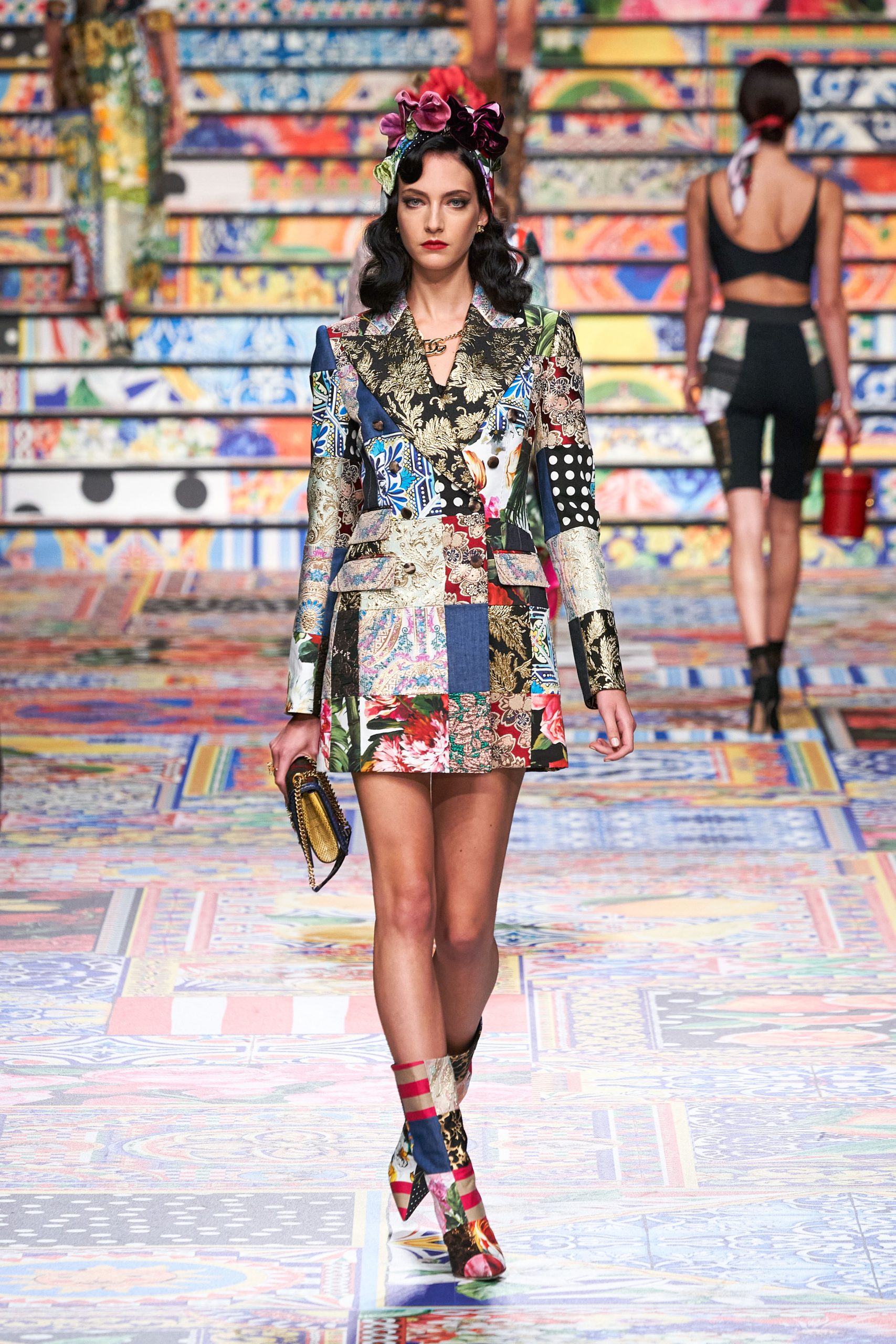 Dolce & Gabbana tạo sự khác biệt khi dùng màu sắc và họa tiết từ chính những miếng vải được chắp vào nhau thay vì in màu sắc lên chúng.